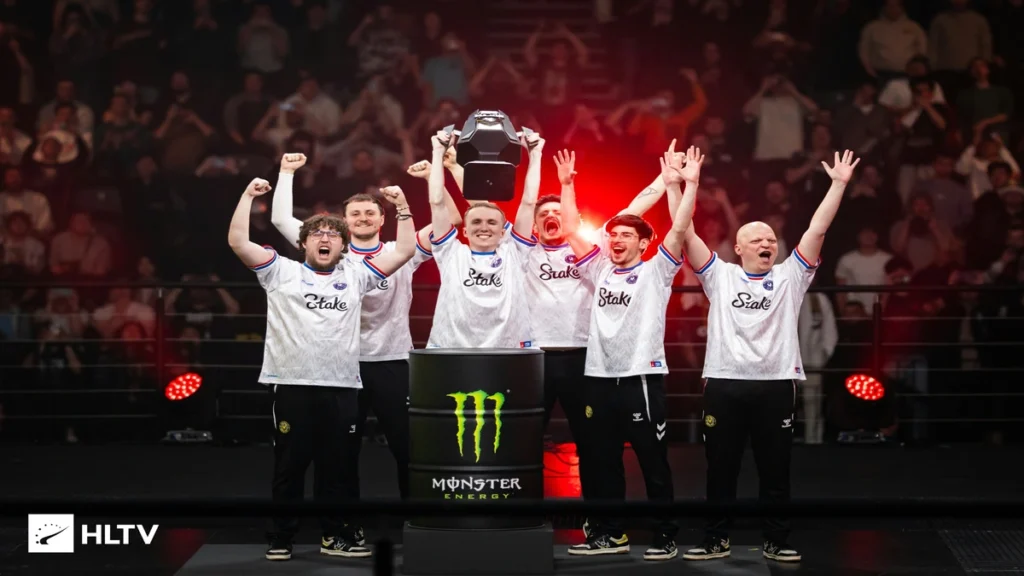 Time da Vitality comemora o título do StarLadder Budapest Major 2025 de Counter-Strike 2 levantando o troféu no palco diante da torcida.
