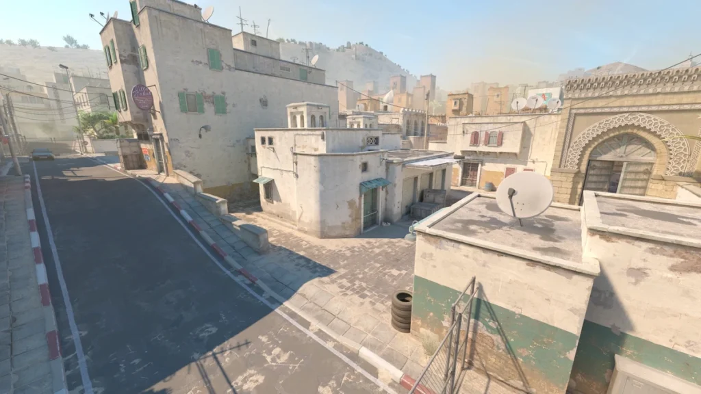 Cenário da Dust II no CS2 com construções de arquitetura árabe e telhados sob luz do dia